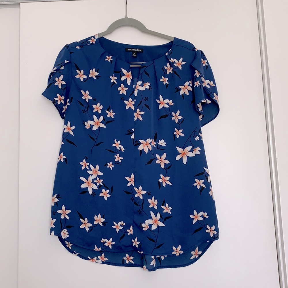 41 Hawthorn size L floral navy top with split cap sleeves